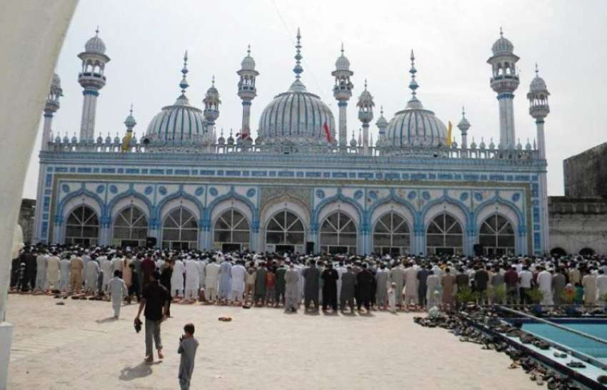 راولپنڈی: قدیمی جامع مسجد میں لوگ رمضان المبارک کے چوتھے ..