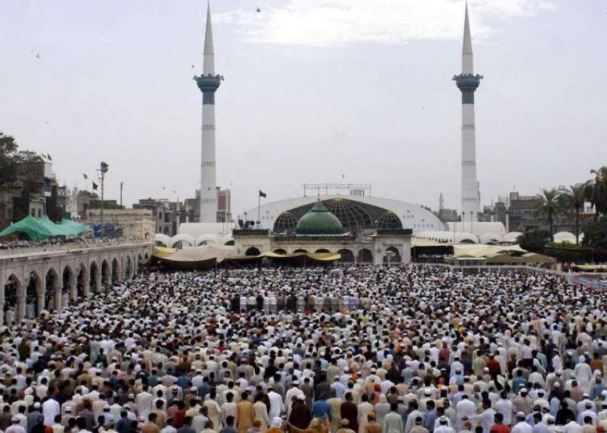 لاہور: داتا دربار کی جامع مسجد میں نماز جمعہ کی ادائیگی کاروح ..