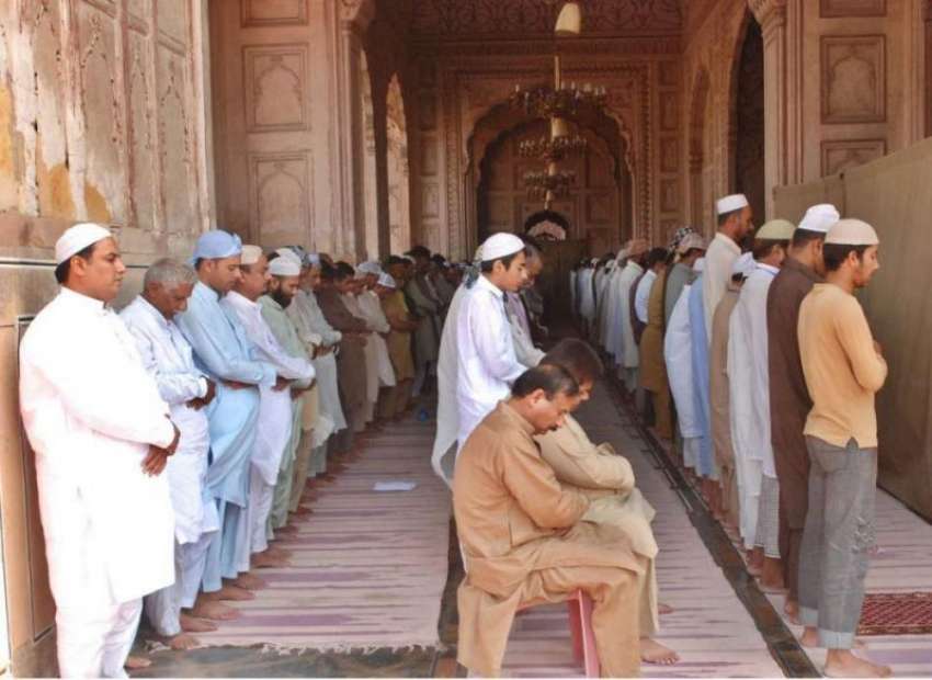 لاہور: بادشاہی مسجد میں لوگ جمعة المبارک کی ادائیگی میں ..