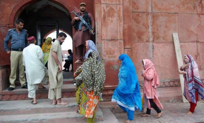 لاہور: خواتین نماز جمعہ کی ادائیگی کے لیے بادشاہی مسجد آرہی ..