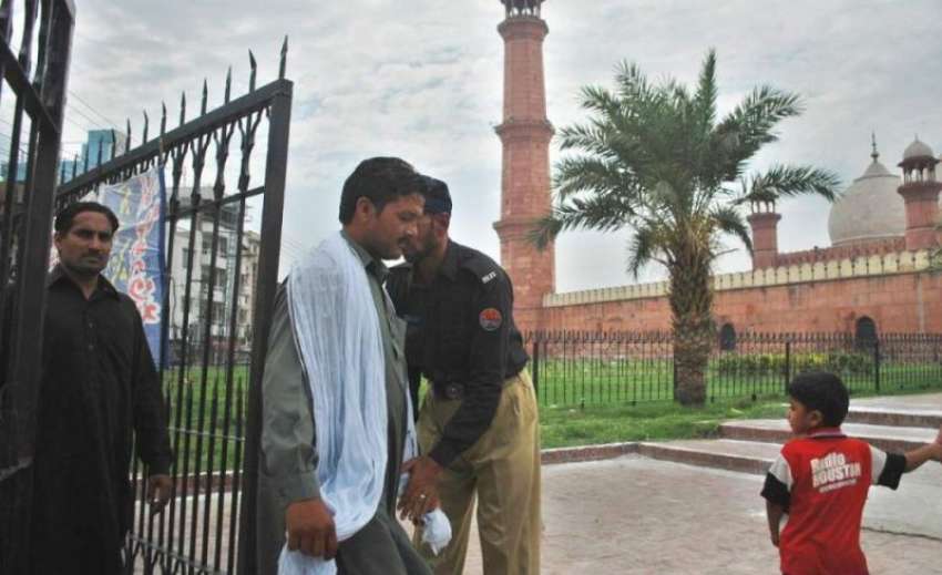 لاہور: ایک پولیس اہلکار بادشاہی مسجد میں نماز جمعہ کی ادائیگی ..