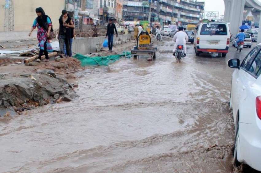 راولپنڈی: بارش کے بعد موتی محل چوک میں بارش کے جمع پانی سے ..