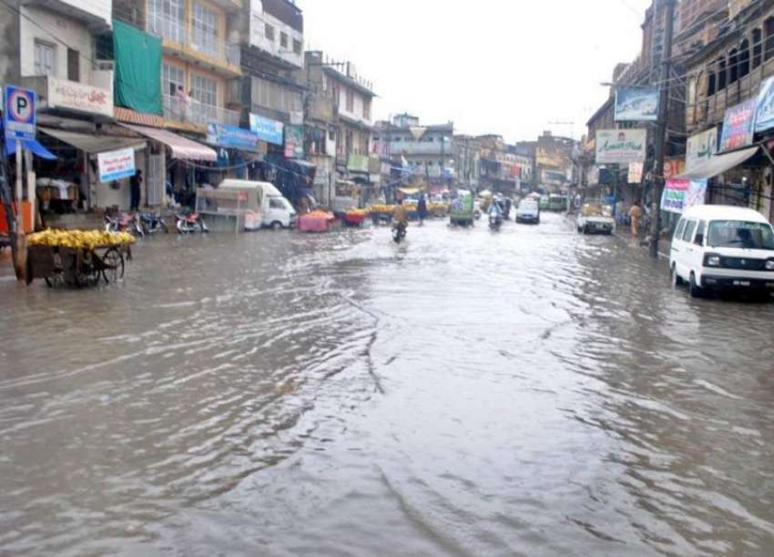 راولپنڈی: جامع مسجدروڈ بارش کا پانی تالاب کامنظر پیش کر ..