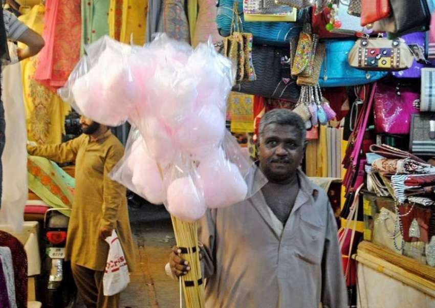 راولپنڈی: موتی بازار میں ایک محنت کش بچوں کے لیے لچھے فروخت ..