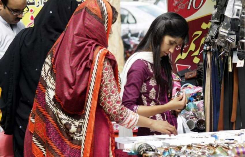 اسلام آباد: عید کی شاپنگ میں مصروف ایک خاتون جیولری پسند ..