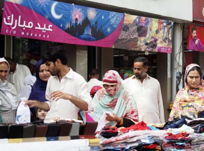 اسلام آباد: خواتین گارمنٹس کے سٹال سے بچوں کے لیے کپڑے خرید ..