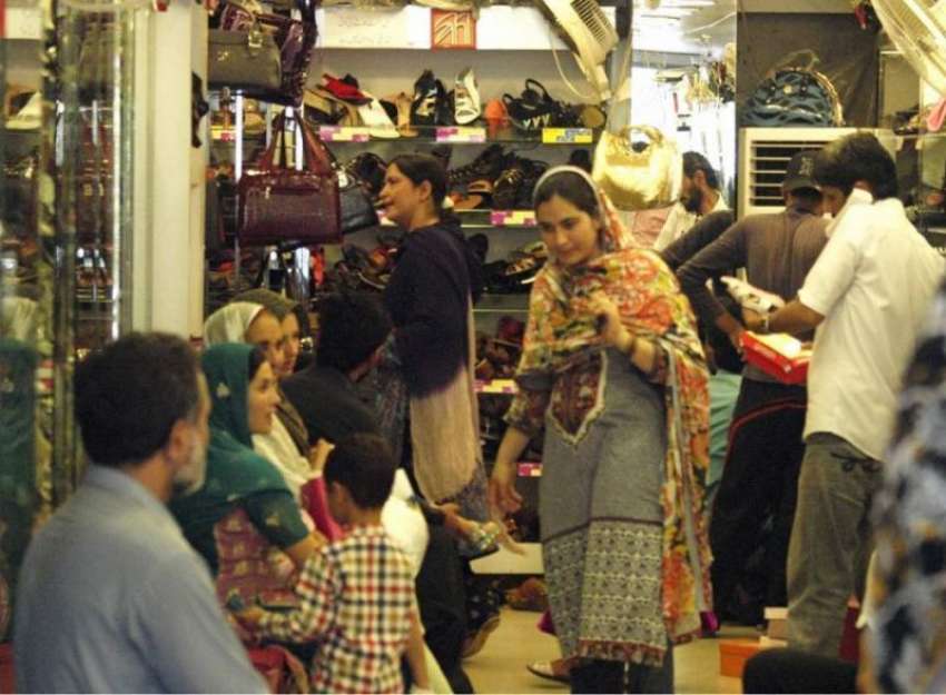 اسلام آباد: وفاقی دارالحکومت میں خواتین عید کی خریداری میں ..