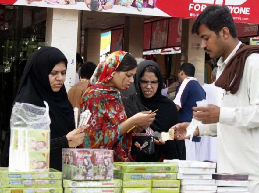 اسلام آباد: خواتین ایک سٹال سے مہندی خرید رہی ہیں۔