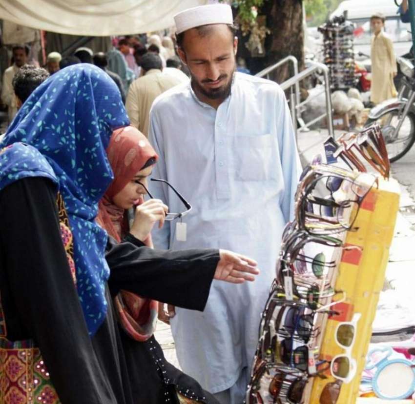 اسلام آباد: دھوپ کے چشمے فروخت کرنیوالا ایک پٹھان خواتین ..