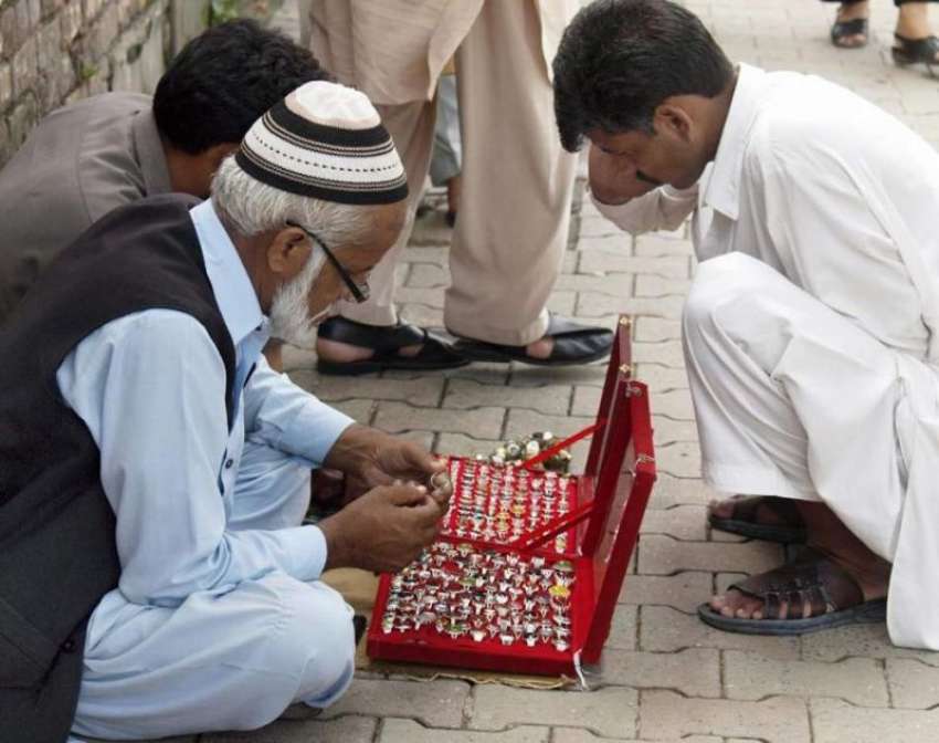 اسلام آباد: ایک معمر شخص خاندان کا پیٹ پالنے کے لیے فٹ پاتھ ..