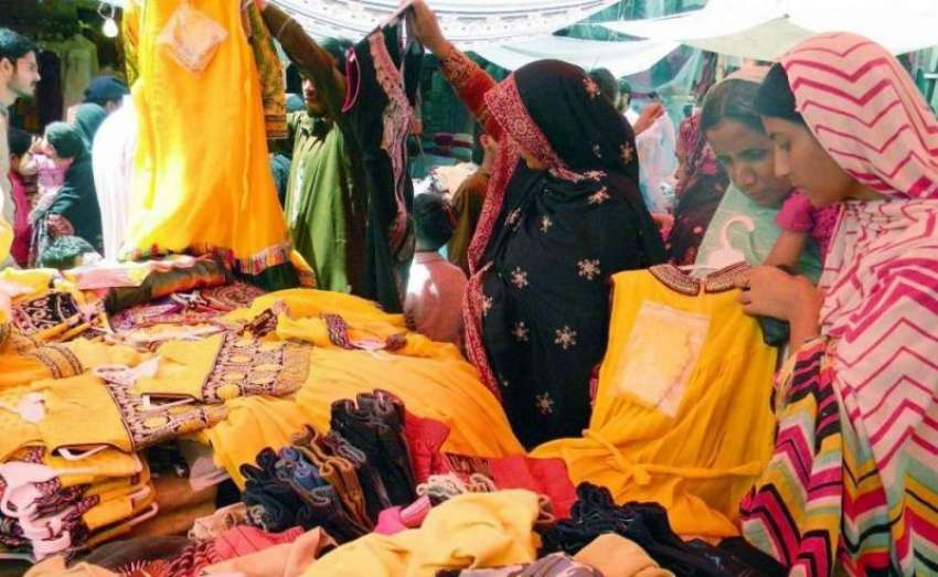 راولپنڈی: عید کی تیاریوں میں مصروف شہری باڑا مارکیٹ سے کپڑے ..