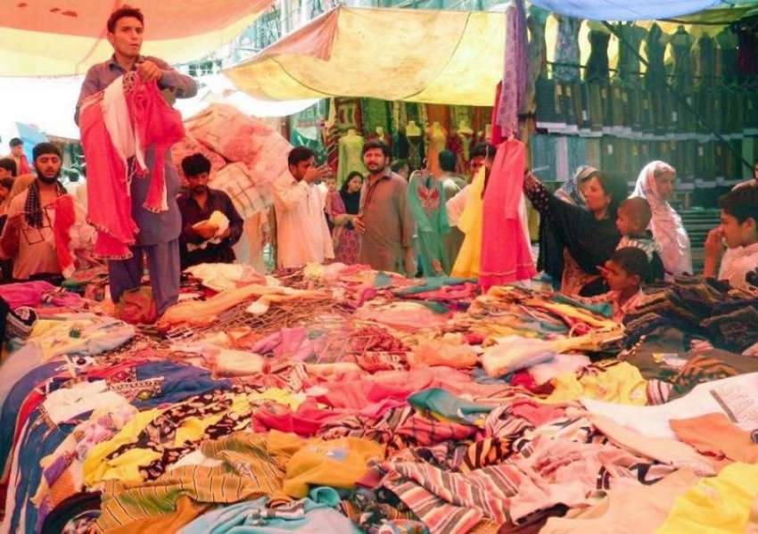 راولپنڈی: عید کی تیاریوں میں مصروف شہری باڑا مارکیٹ سے کپڑے ..