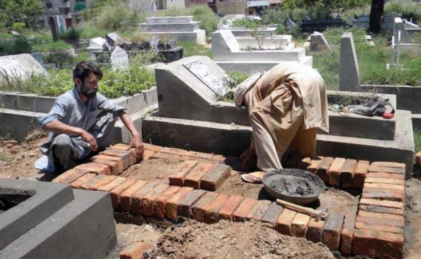 راولپنڈی: عید کی آمد سے قبل شہری اپنے عزیزوں کی قبریں تیار ..