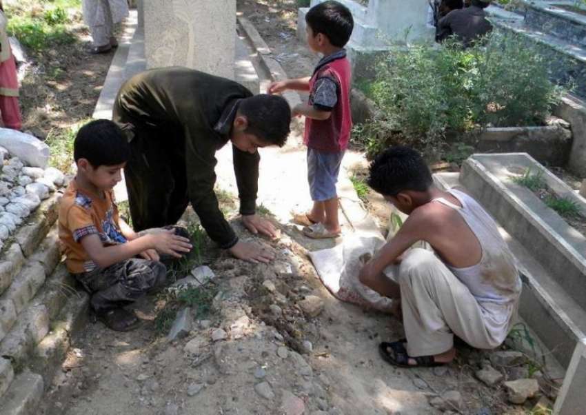 راولپنڈی: عید کی آمد سے قبل بچے اپنے عزیزوں کی قبروں پر مٹی ..