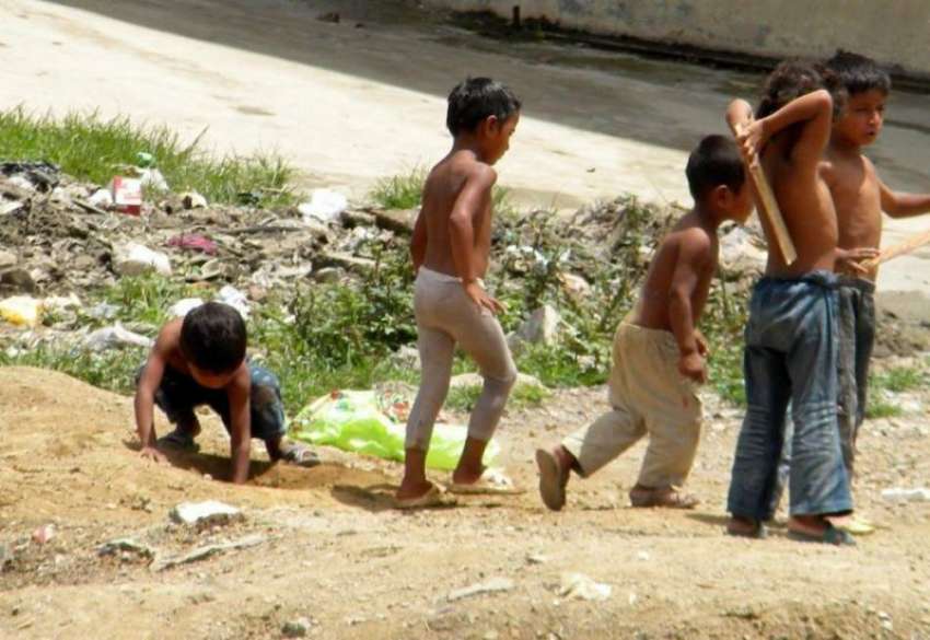 راولپنڈی: خانہ بدوش بچے شدید گرمی اور سخت دھوپ میں اپنی جھونپڑیوں ..