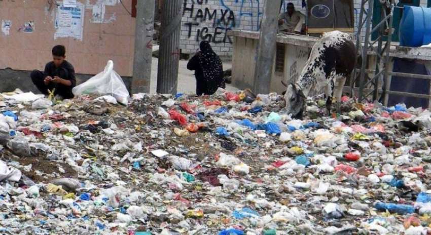راولپنڈی: افغان بچہ کچرے کے ڈھیر سے کار آمد اشیاء تلاش کر ..