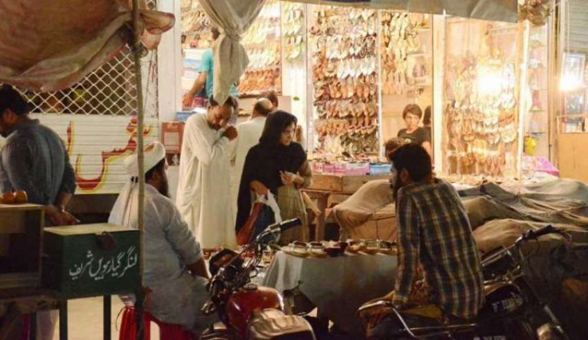 فیصل آباد: خواتین عید کے لیے جھال بازار سے جیولری اور چوریاں ..