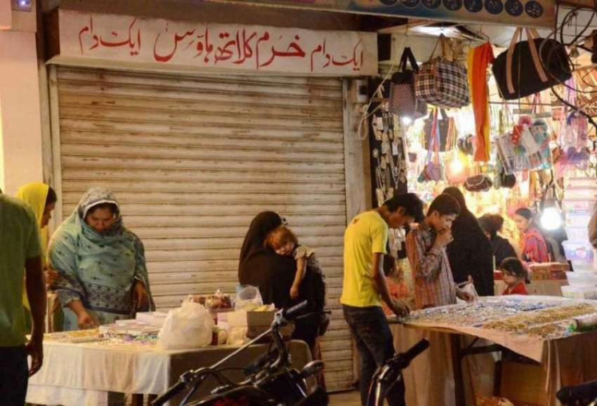 فیصل آباد: خواتین عید کے لیے جھال بازار سے جیولری اور چوریاں ..
