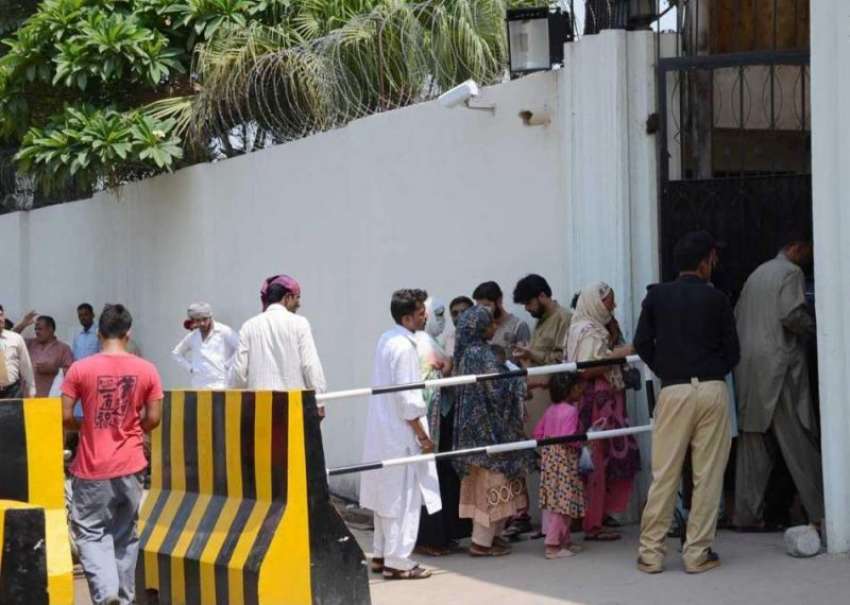 فیصل آباد: شہری نئے نوٹ لینے کے لیے اسٹیٹ بینک کے باہر لائن ..