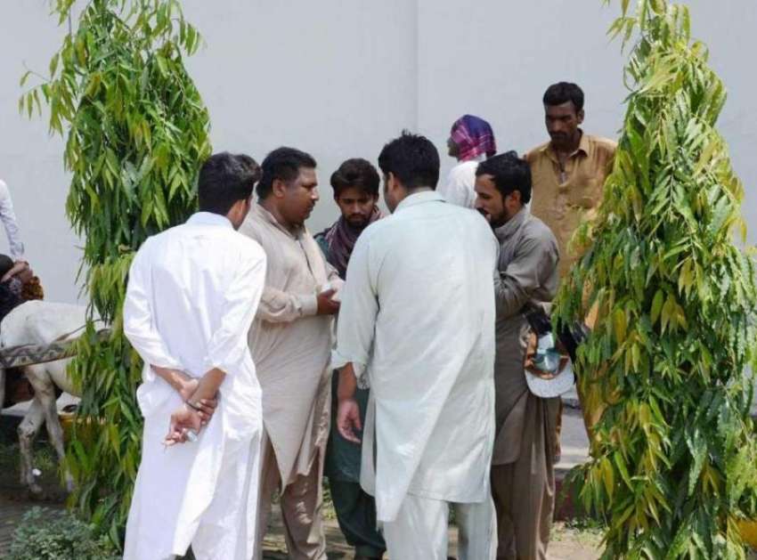 فیصل آباد: اسٹیٹ بینک کے باہر کھڑے ٹاؤٹ مہنگے داموں نئے نوٹ ..