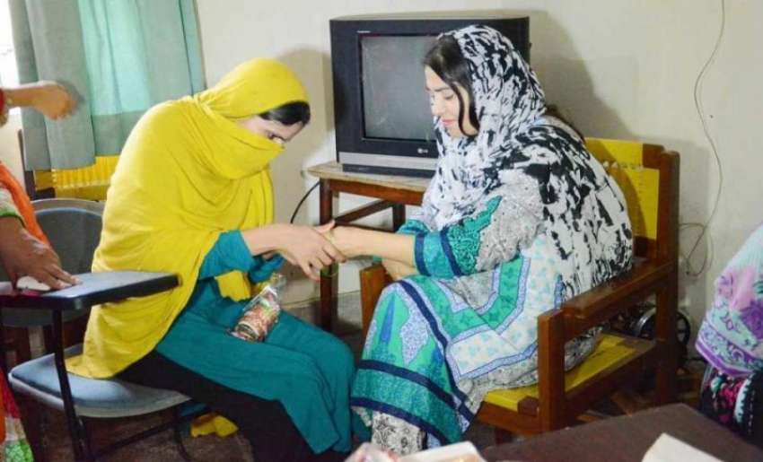 فیصل آباد: عید الفطر کے موقع پر خواتین اپنے ہاتھوں پر چوڑیاں ..