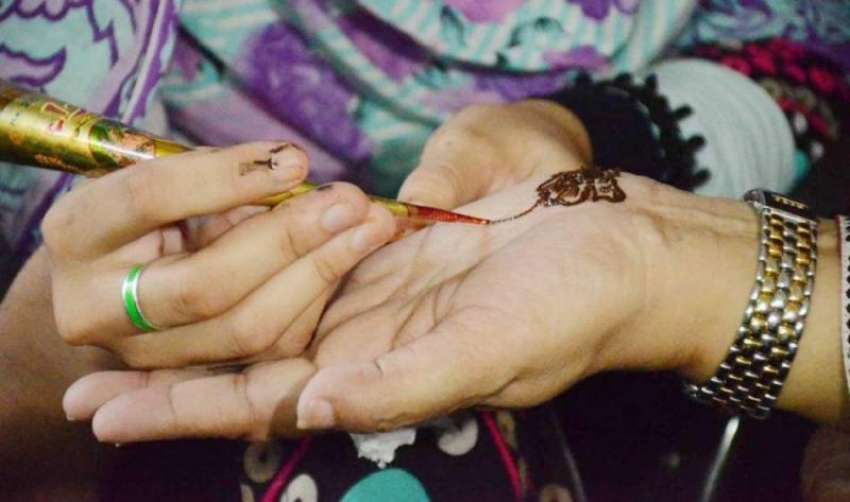 فیصل آباد: عید الفطر کے موقع پر خواتین اپنے ہاتھوں پر مہندی ..