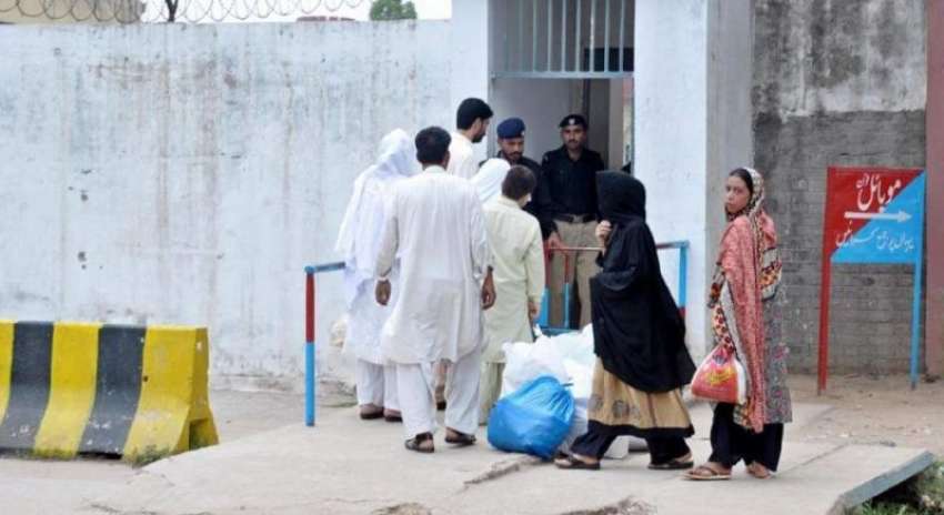 راولپنڈی: اڈیالہ جیل کے باہر ملاقاتی اپنے پیاروں سے ملنے ..