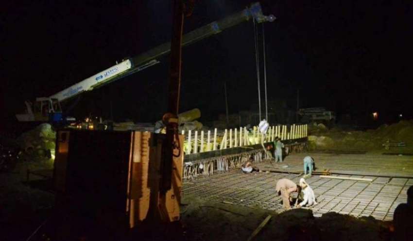 فیصل آباد: جھال چوک انڈر پاس کی تعمیر کے دوران مزدور رات ..
