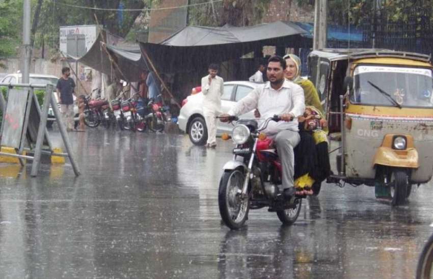 فیصل آباد: موٹر سائیکل سوار تیز بارش کے دوران اپنی منزل کی ..