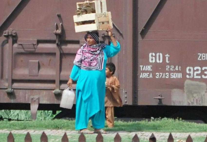 لاہور: ایک خانہ بدوش خاتون گھر کا چولہا جلانے کے لیے لکڑیاں ..