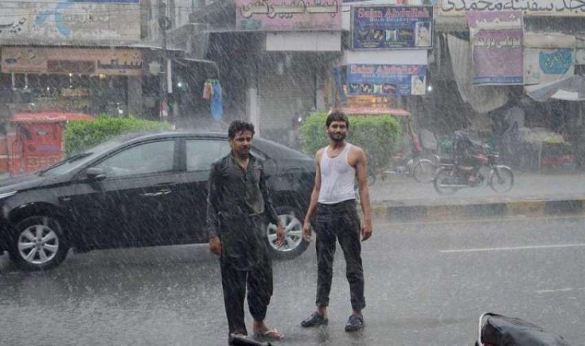 فیصل آباد: حبس اور گرمی کے ستائے شہری موسلا دھار بارش میں ..
