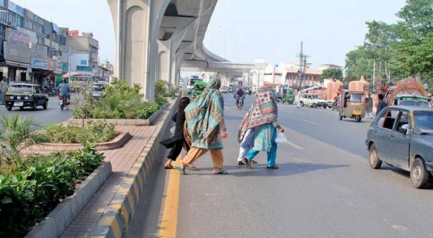 راولپنڈی: بی بی ایچ ہسپتال کے سامنے پیدل چلنے والوں کے لیے ..