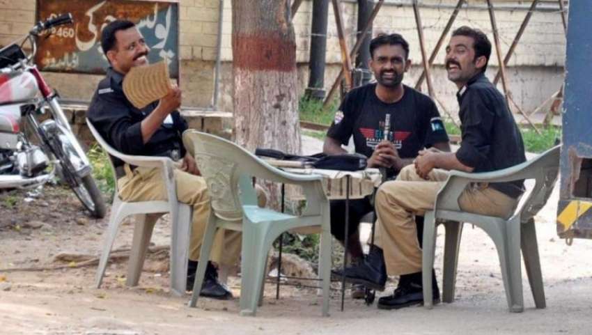راولپنڈی: اڈیالہ جیل کے باہر سکیورٹی پر مامور پولیس اہلکار ..