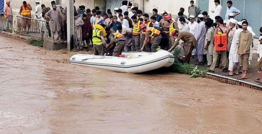 پشاور: چار سدہ روڈ پر ریسکیو اہلکار سیلاب سے متاثرہ افراد ..