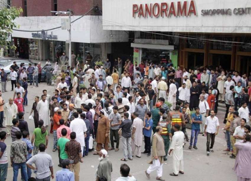 لاہور: پینوراما شاپنگ سینٹر میں آگ لگنے کے بعد تاجر اپنا ..