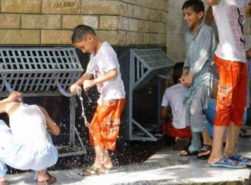 راولپنڈی: حبس سے ستائے بچے فلٹریشن پلانٹ کے پانی سے نہا رہے ..