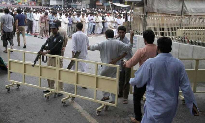 لاہور: مال روڈ پر واقع مسجد شہداء میں نماز اجمعہ کے لیے آنیوالوں ..