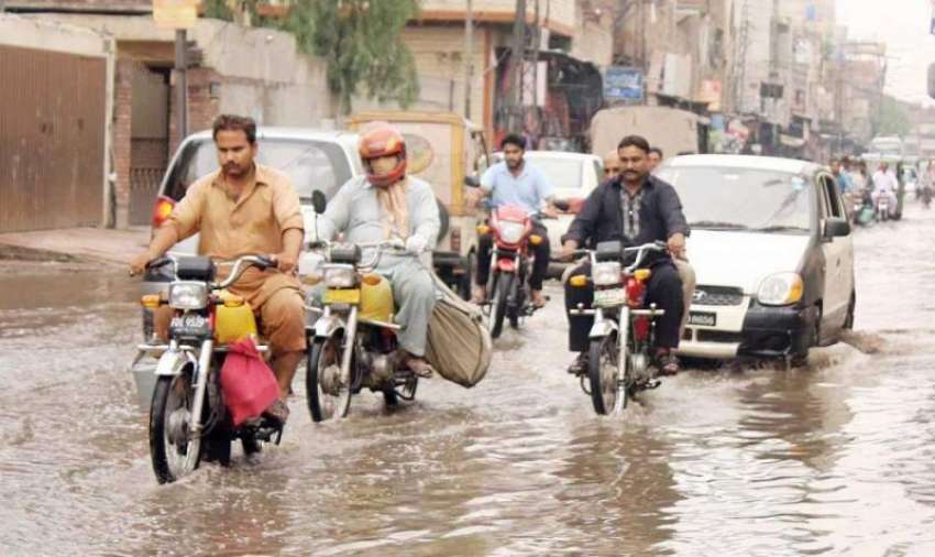 فیصل آباد: بارش کے بعد محمد آباد کی سڑکیں تالاب کا منظر پیش ..