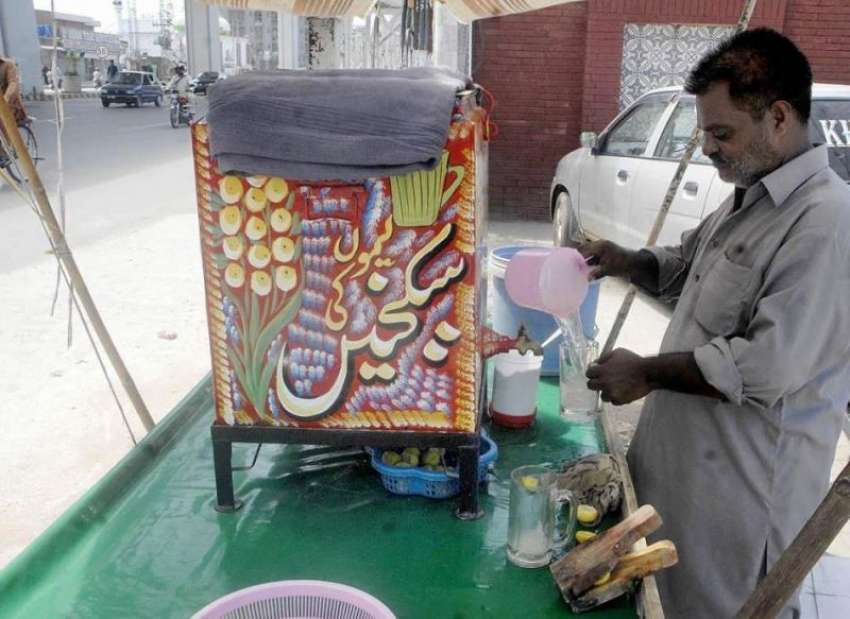 راولپنڈی: مری روڈ سے ملحقہ پلازہ کی پارکنگ میں ایک شخص لیموں ..