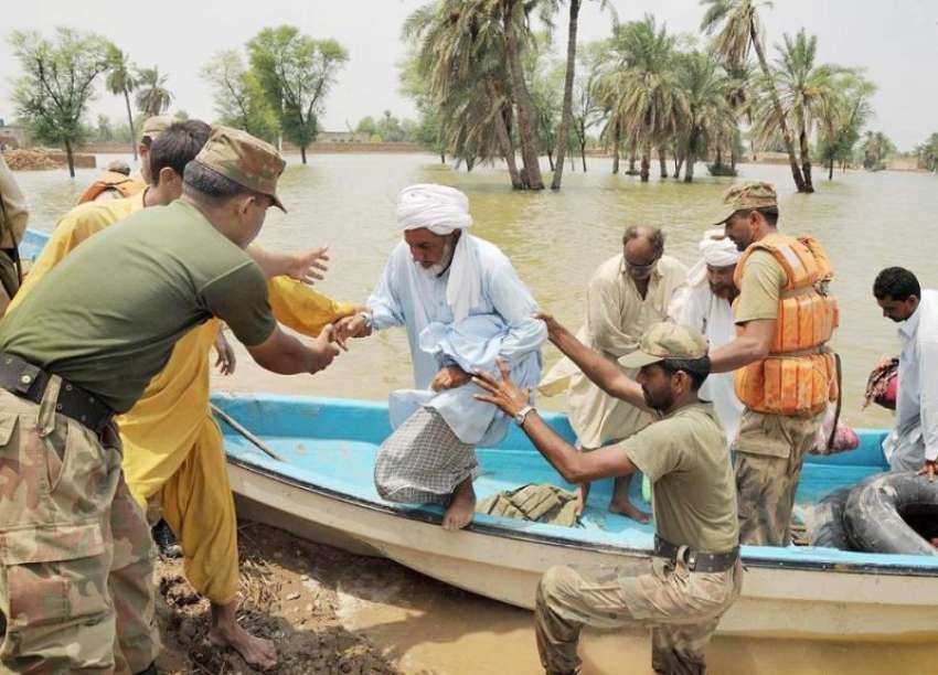 راجن پور: ملتان کور کے جوان سیلاب میں پھنسے متاثرین کو محفوظ ..