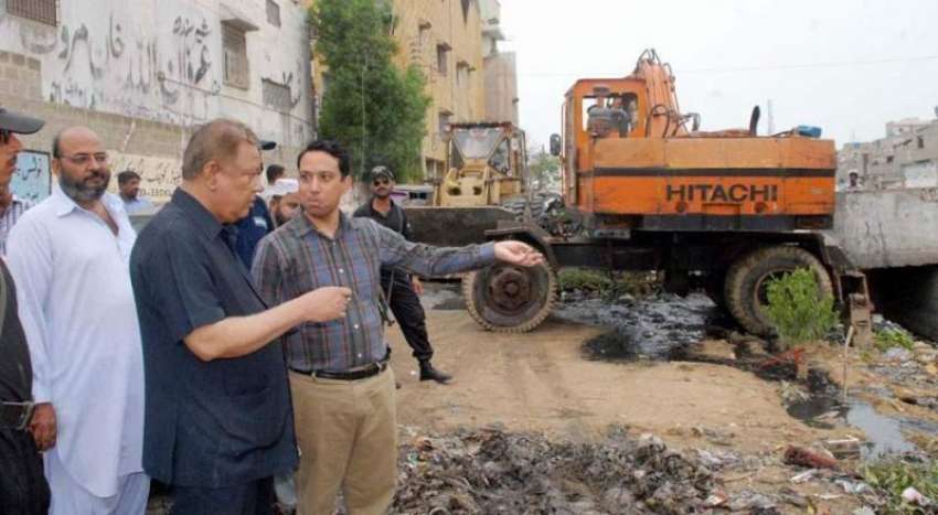 کراچی: ڈپٹی کمشنر آغا پرویز منظور کالانی نالے کی صفائی کے ..