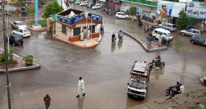 حیدر آباد: گل سینٹر چوک کا منظر بارش کے دوران ٹریفک رواں ..