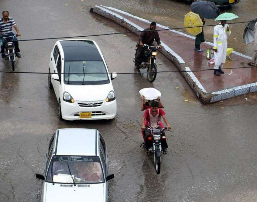 حیدر آباد: تیز بارش کے دوران لوگ اپنی منزلوں کی طرف رواں ..