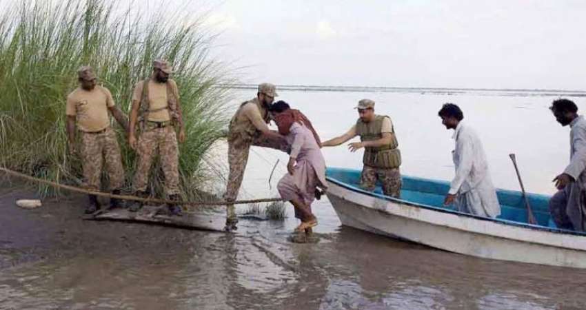 ڈیرہ اسماعیل خان: پاک فوج کے جوان کچہ کے علاقہ سے سیلاب متاثرین ..