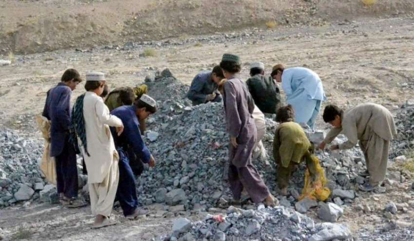 کوئٹہ: افغان بچے سیمنٹ کا ناکارہ بلاک سے سریا تلاش کر رہے ..
