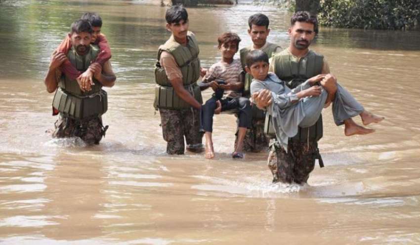 ملتان: پاک فوج کے جوان سیلاب سے متاثرہ بچوں کو محفوظ مقام ..