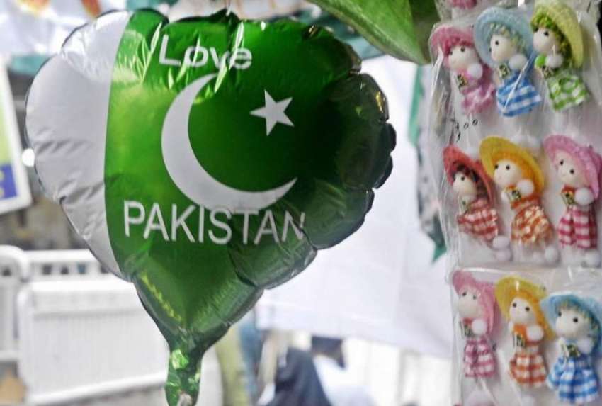راولپنڈی: 14اگست کی تیاریوں کے حوالے سے دکاندار نے پاکستانی ..