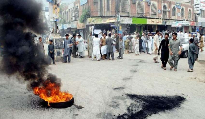 پشاور: ڈبگری کے تاجر ڈکیتی کے خلاف ڈبگری چوک میں ٹائر جلا ..