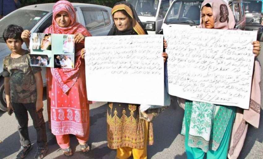 لاہور: جہلم کی رہائشی خواتین اپنے مطالبات کے حق میں پریس ..
