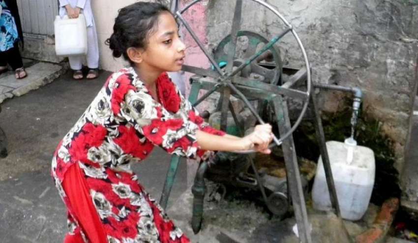 راولپنڈی: پینے کے پانی کی قلت کے باعث بچے ہاتھ سے چلائے جانیوالے ..